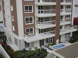 frente do prdio com piscina